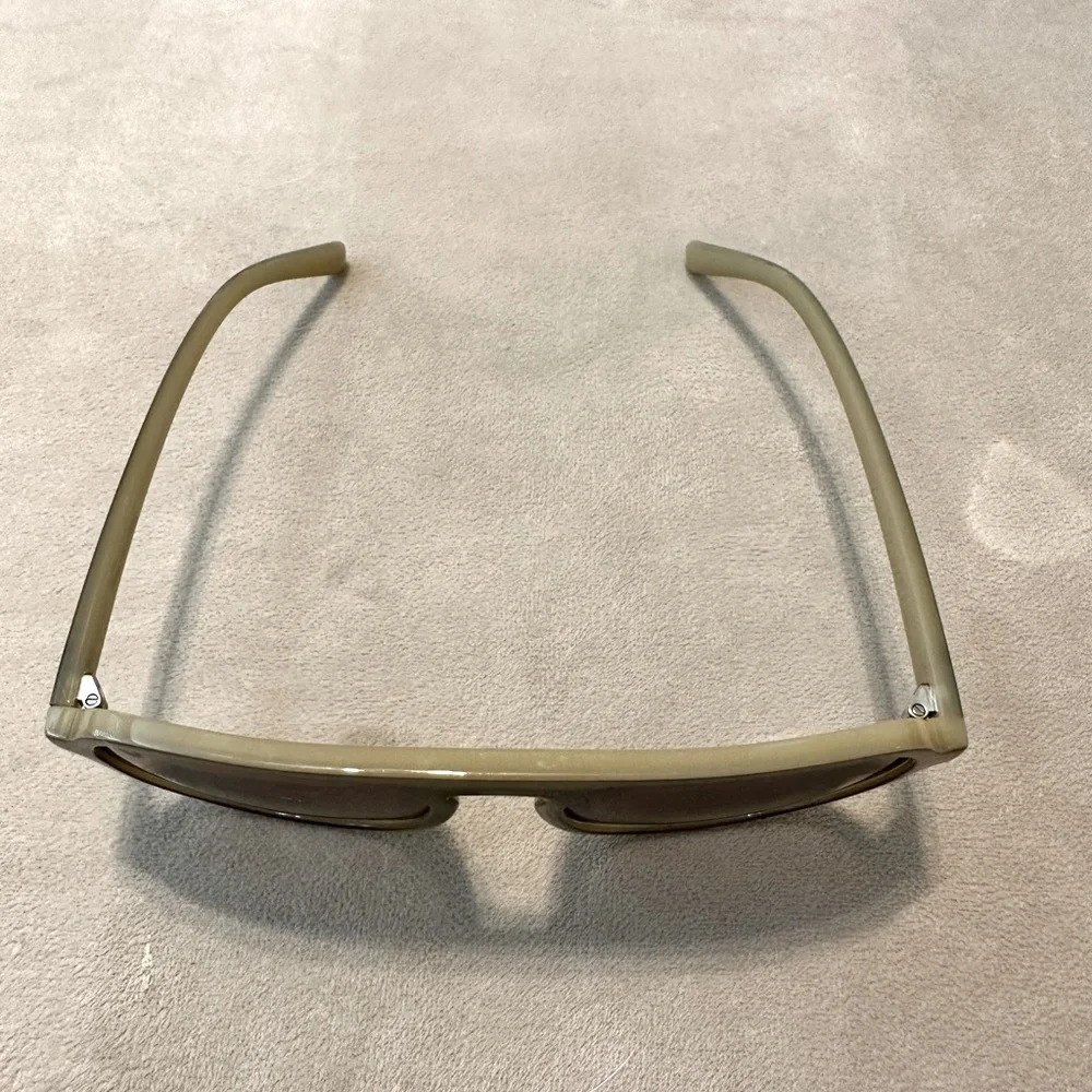 Sunglasses/Olive Green in color - Picture 3 of 4